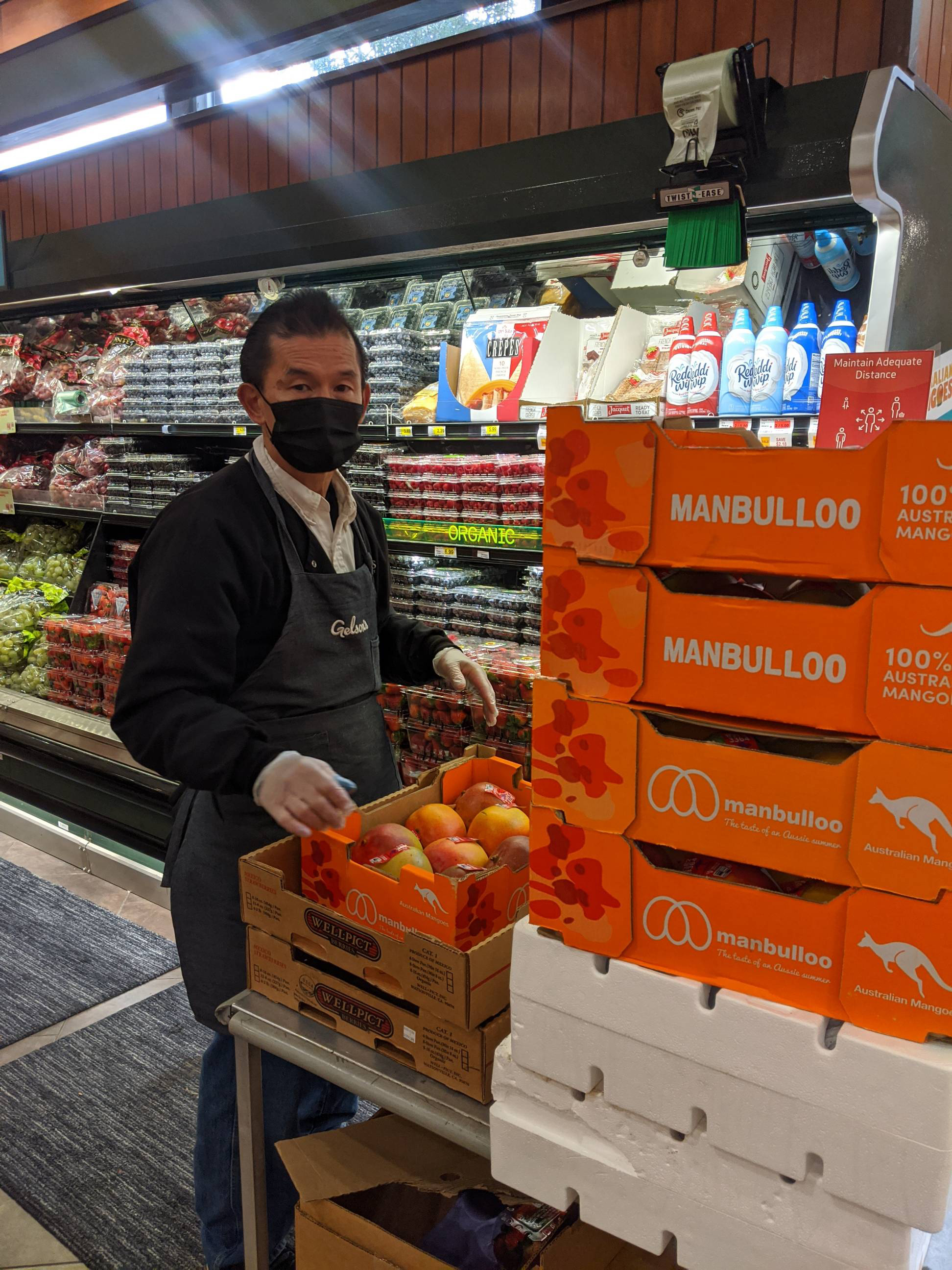 Dan Takahara with mangos in the Gelson’s Encino store.