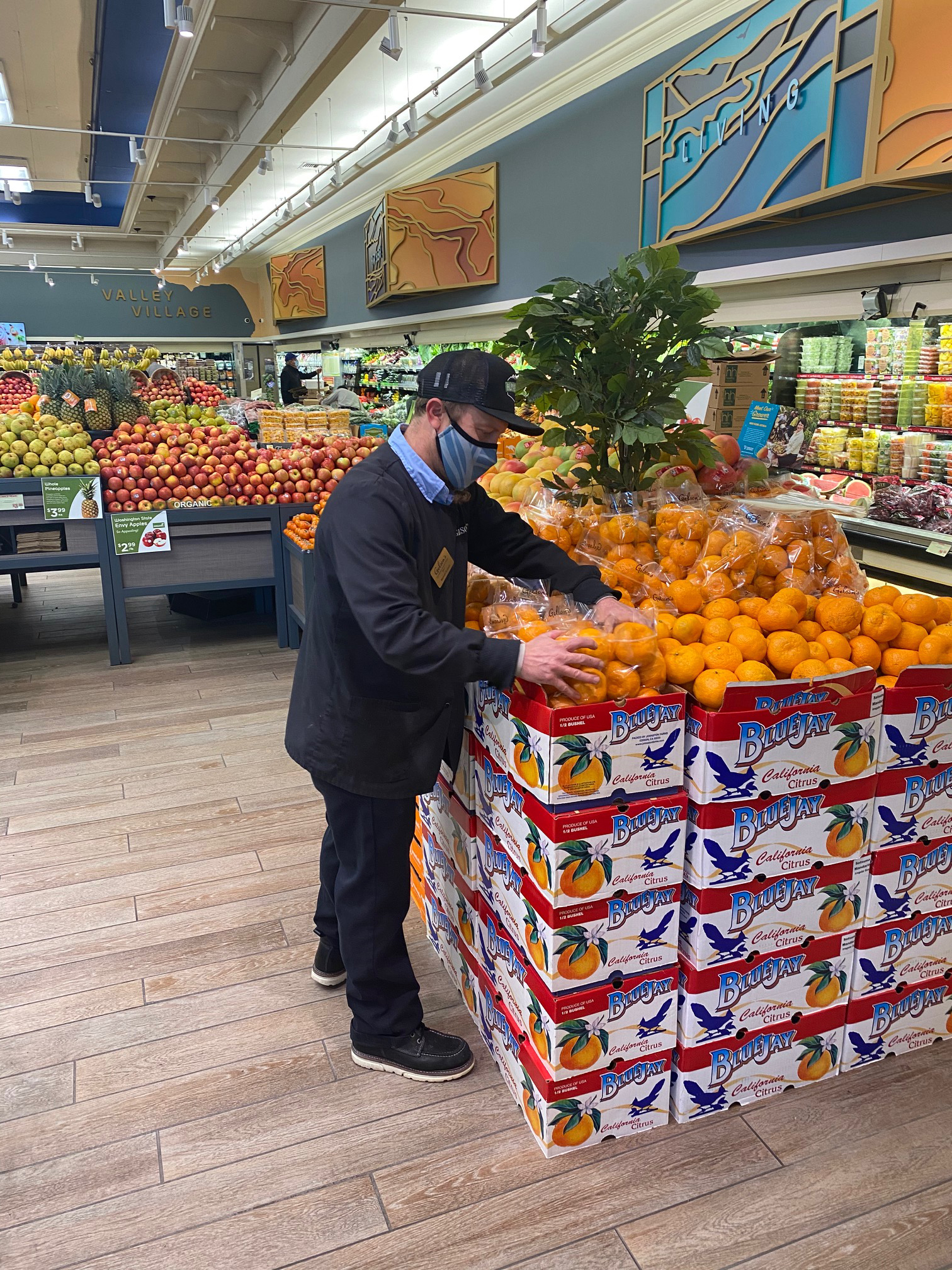 Mike Sockett arranging oranges in the Gelson’s North Hollywood store. 