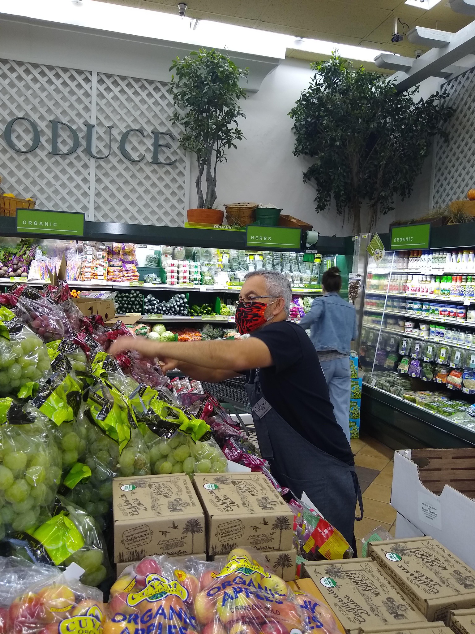 Otto Gomez stocking grapes in the Gelson’s Hollywood store. 