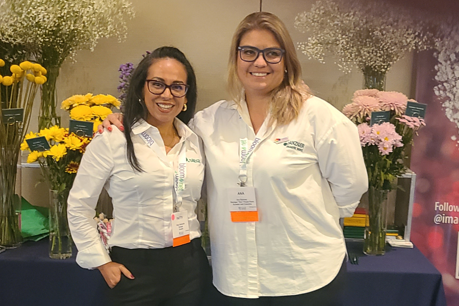 Patty Valenzuela and Ana Ramirez of Danzinger Flower Farm.