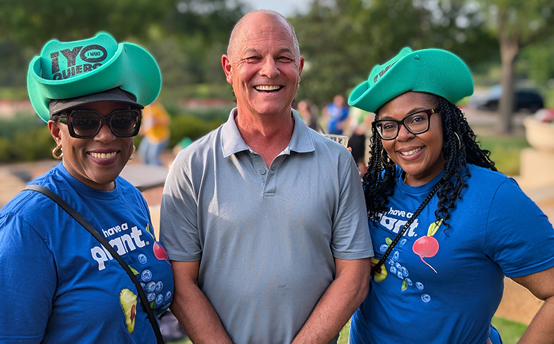 Mac Riggan flanked by Lauren Scott and Sharese Roper of IFPA Foundation for Fresh Produce.