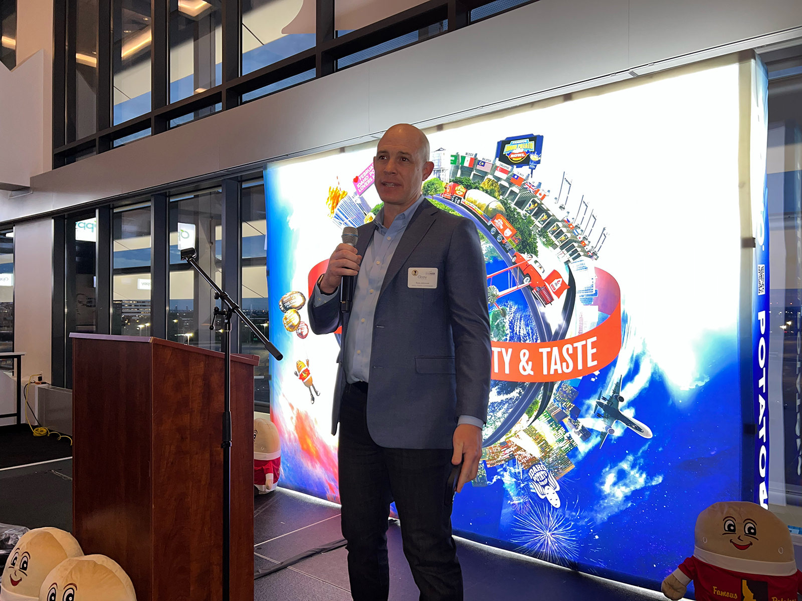 Ross Johnson of the Idaho Potato Commission, a sponsor of the Sept. 16 tailgate event at MetLife Stadium, introduced featured speaker Amani Toomer, former wide receiver of the New York Giants.