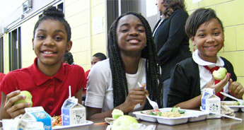 girls-eating-salad-bar