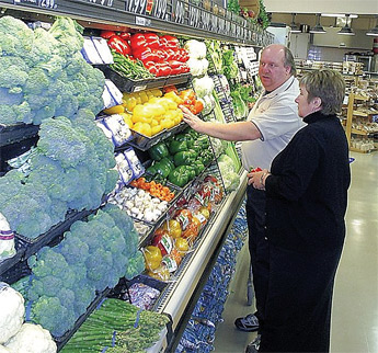 Prod-Mgr-helping-a-customer