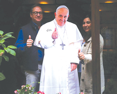 2015-9-25-Miky-Marina-and-Pope